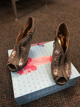 Sz 9.5 grey suede Poetic License 4 " heels