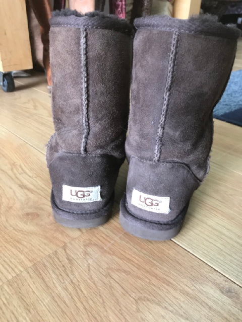 Sz 6 Ugg brown suede boots. 8" high.
