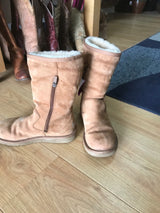 Sz7 Suede boots Ugg tan w/ side zip. 10 " high.