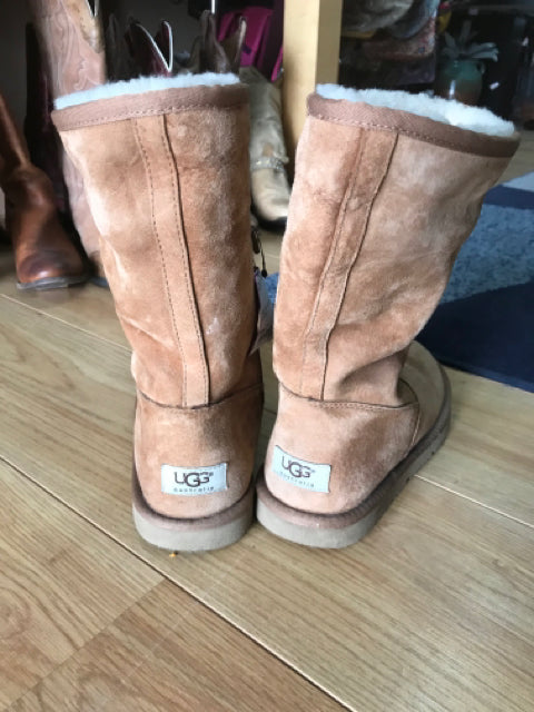 Sz7 Suede boots Ugg tan w/ side zip. 10 " high.