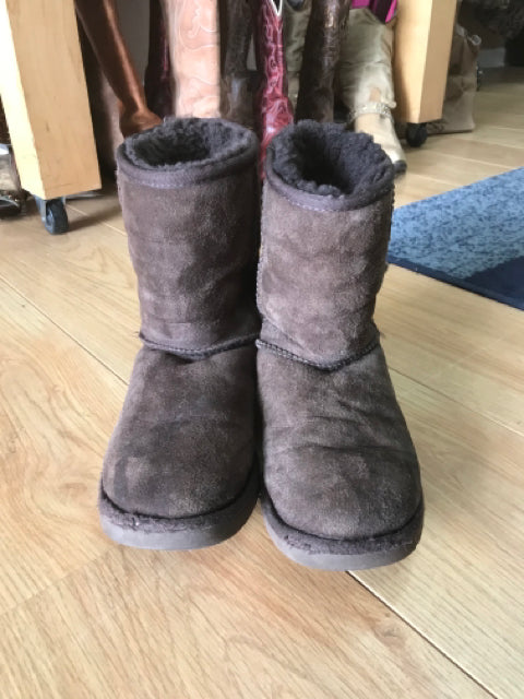 Sz 6 Ugg brown suede boots. 8" high.