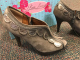 Sz 9.5 grey suede Poetic License 4 " heels